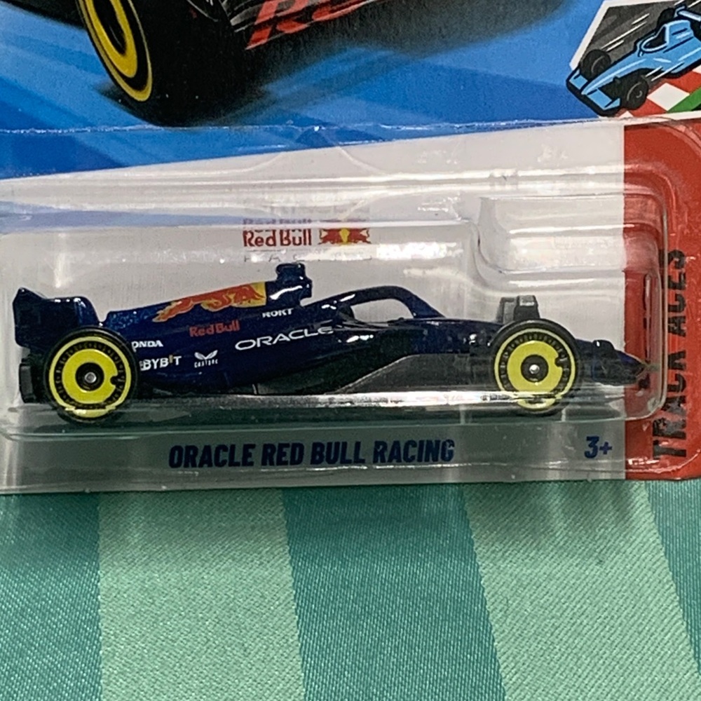 Hot Wheels Oracle Red Bull Racing Formula 1 Die-Cast Car blue - Picture 3 of 11